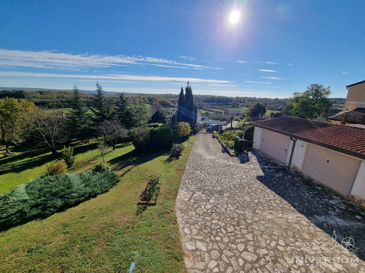 Veličastno bivališče, ugnezdeno na velikem posestvu - pravo utelešenje veličine in elegance.