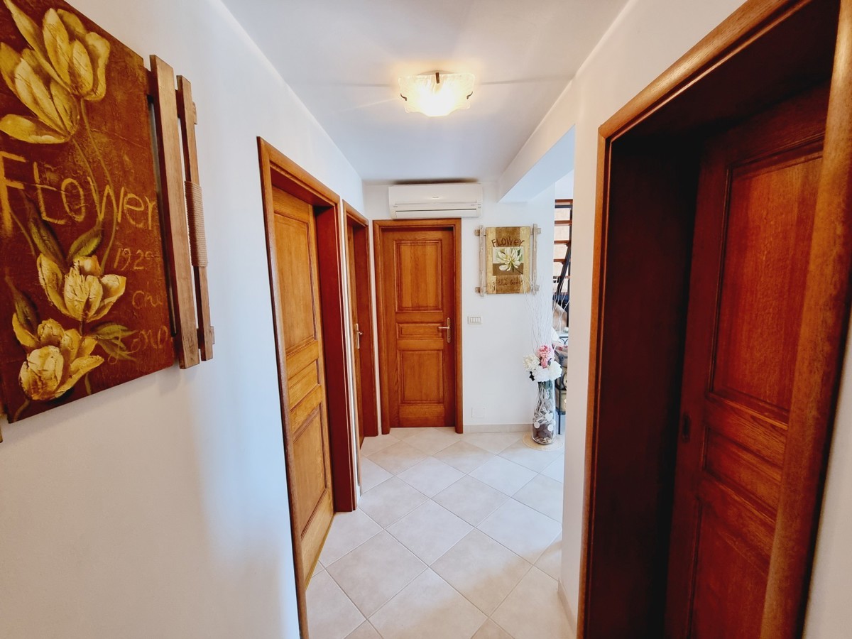 Prostorno stanovanje s pogledom na morje v Novigradu