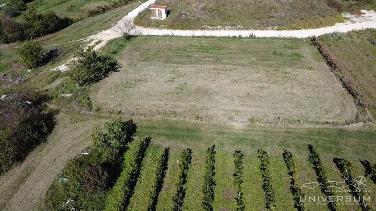 Gradbeno zemljišče s pogledom na Brtoniglo