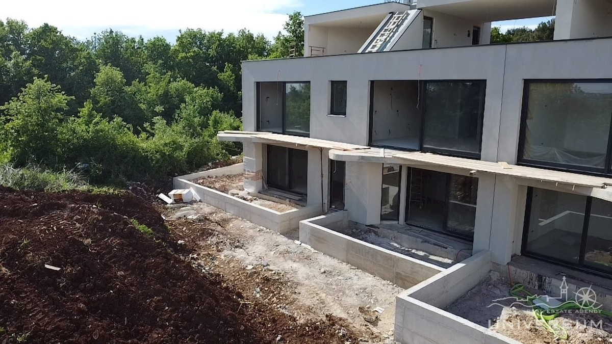 Sodoben apartma s strešno teraso in pogledom na morje