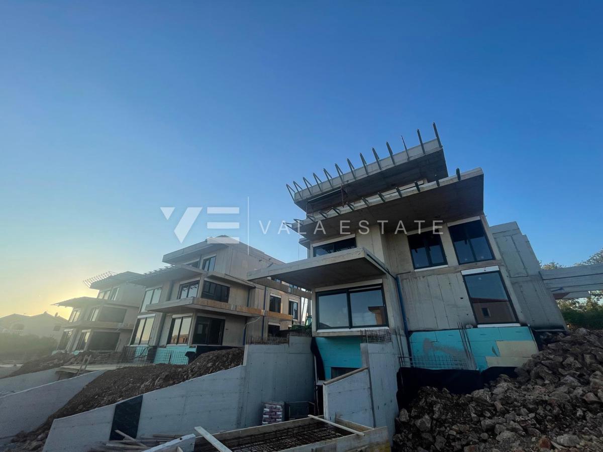 PENTHOUSE APARTMA V NOVOGRADNJI S STREŠNO TERASO IN ODPRTIM POGLEDOM NA MORJE