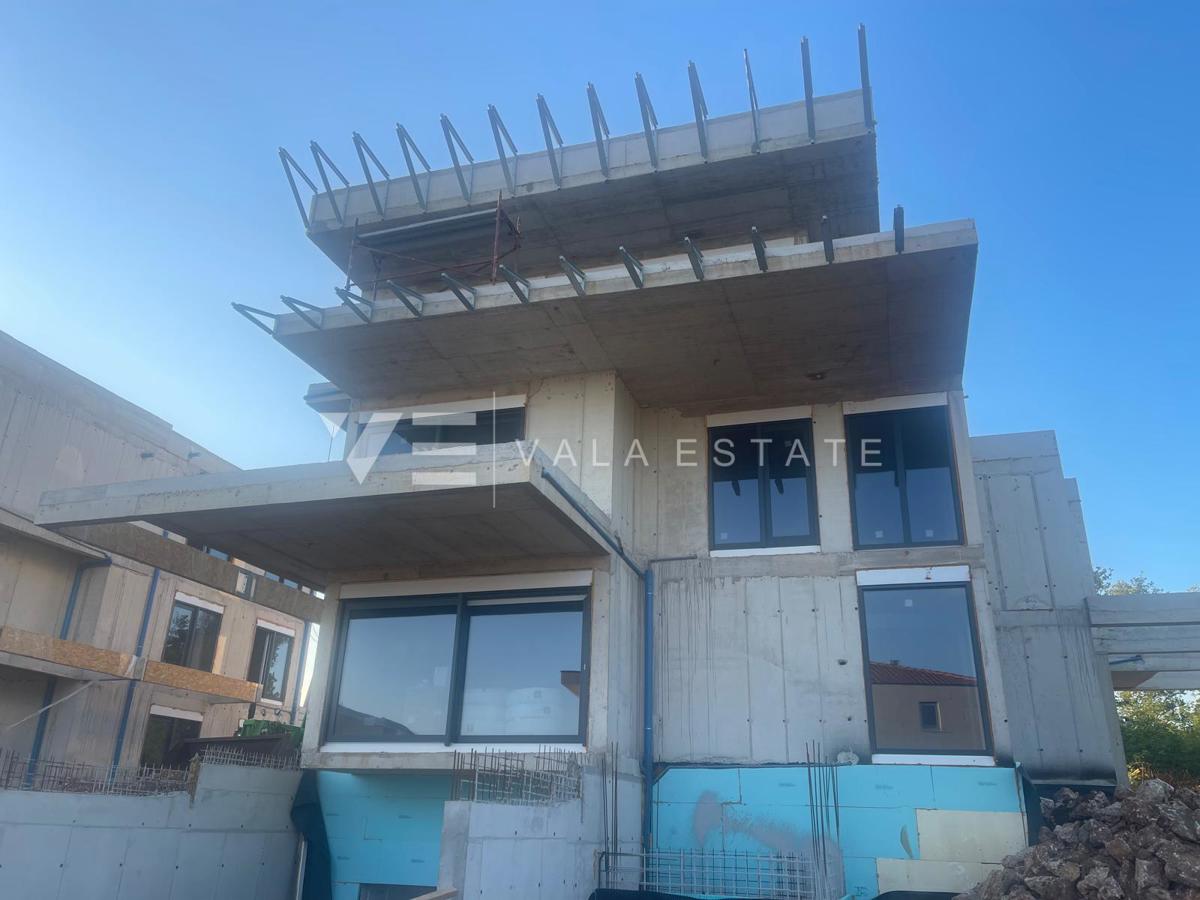 PENTHOUSE APARTMA V NOVOGRADNJI S STREŠNO TERASO IN ODPRTIM POGLEDOM NA MORJE