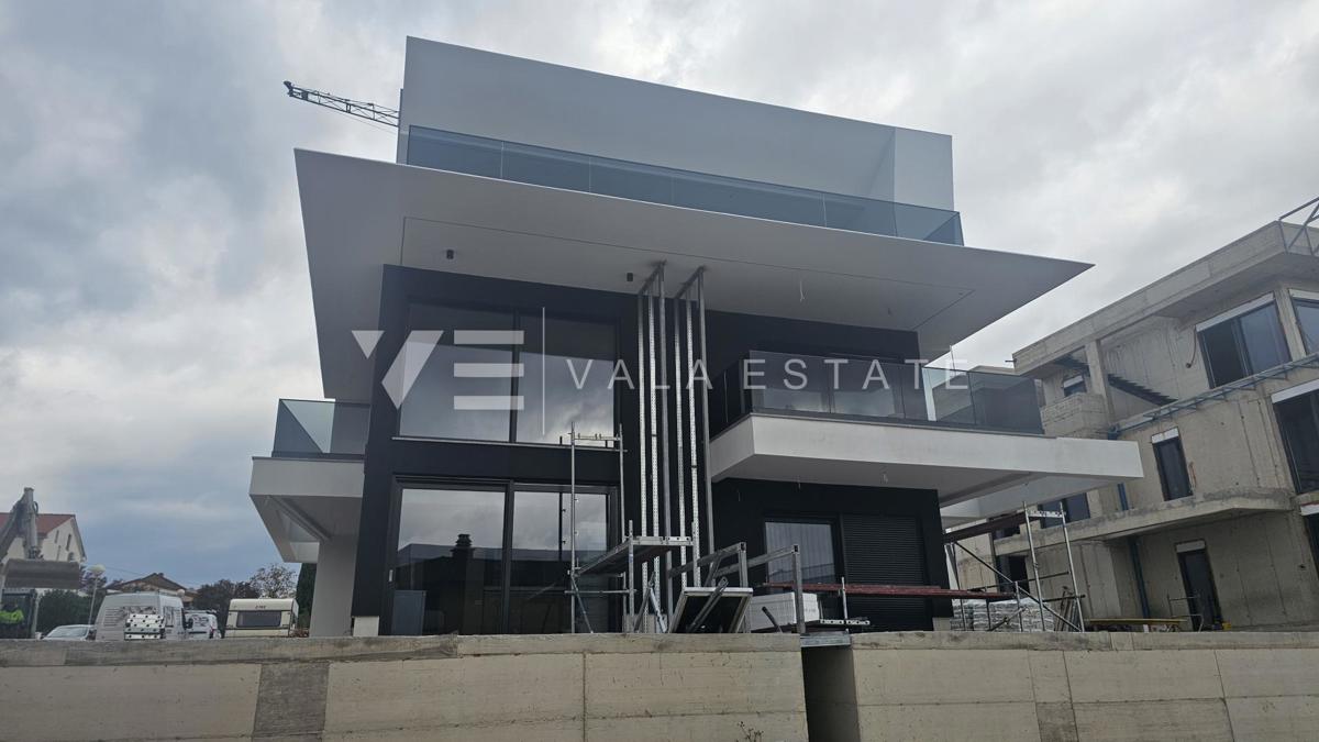 PENTHOUSE APARTMA V NOVOGRADNJI S STREŠNO TERASO IN ODPRTIM POGLEDOM NA MORJE