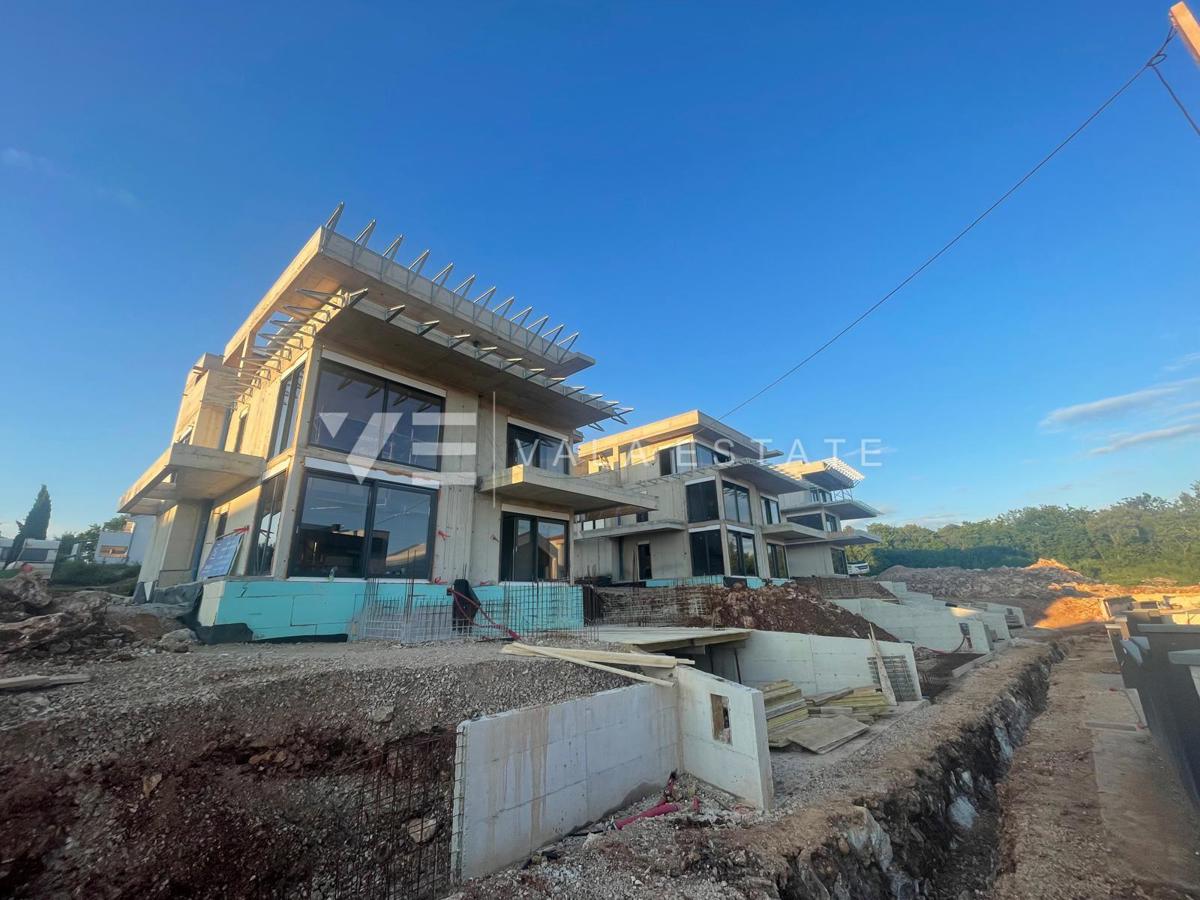 PENTHOUSE APARTMA V NOVOGRADNJI S STREŠNO TERASO IN ODPRTIM POGLEDOM NA MORJE