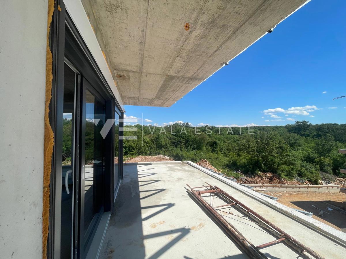 PENTHOUSE APARTMA V NOVOGRADNJI S STREŠNO TERASO IN ODPRTIM POGLEDOM NA MORJE