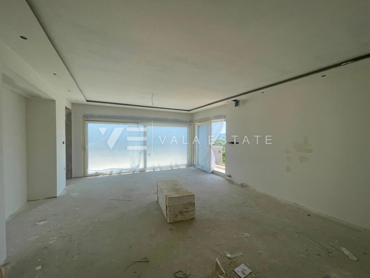 PENTHOUSE APARTMA V NOVOGRADNJI S STREŠNO TERASO IN ODPRTIM POGLEDOM NA MORJE