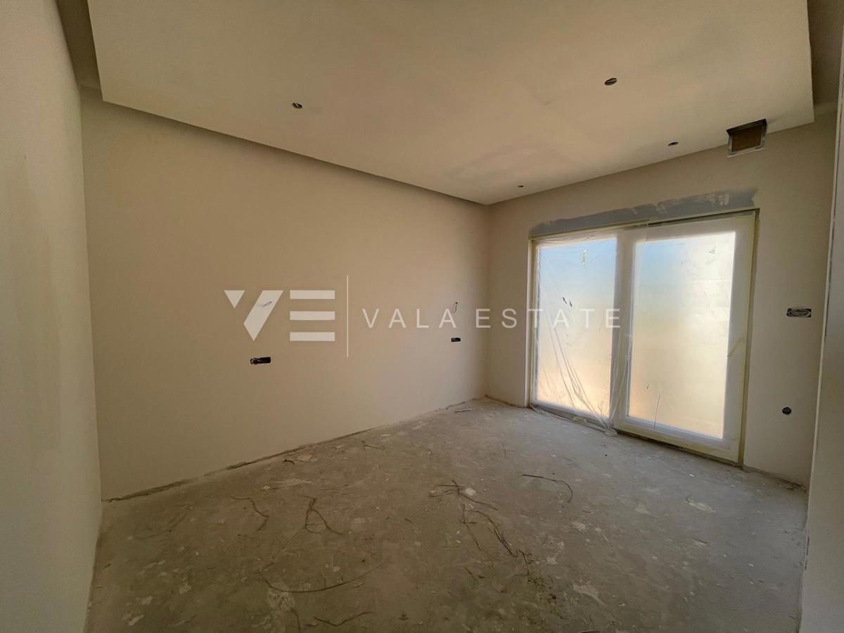PENTHOUSE APARTMA V NOVOGRADNJI S STREŠNO TERASO IN ODPRTIM POGLEDOM NA MORJE