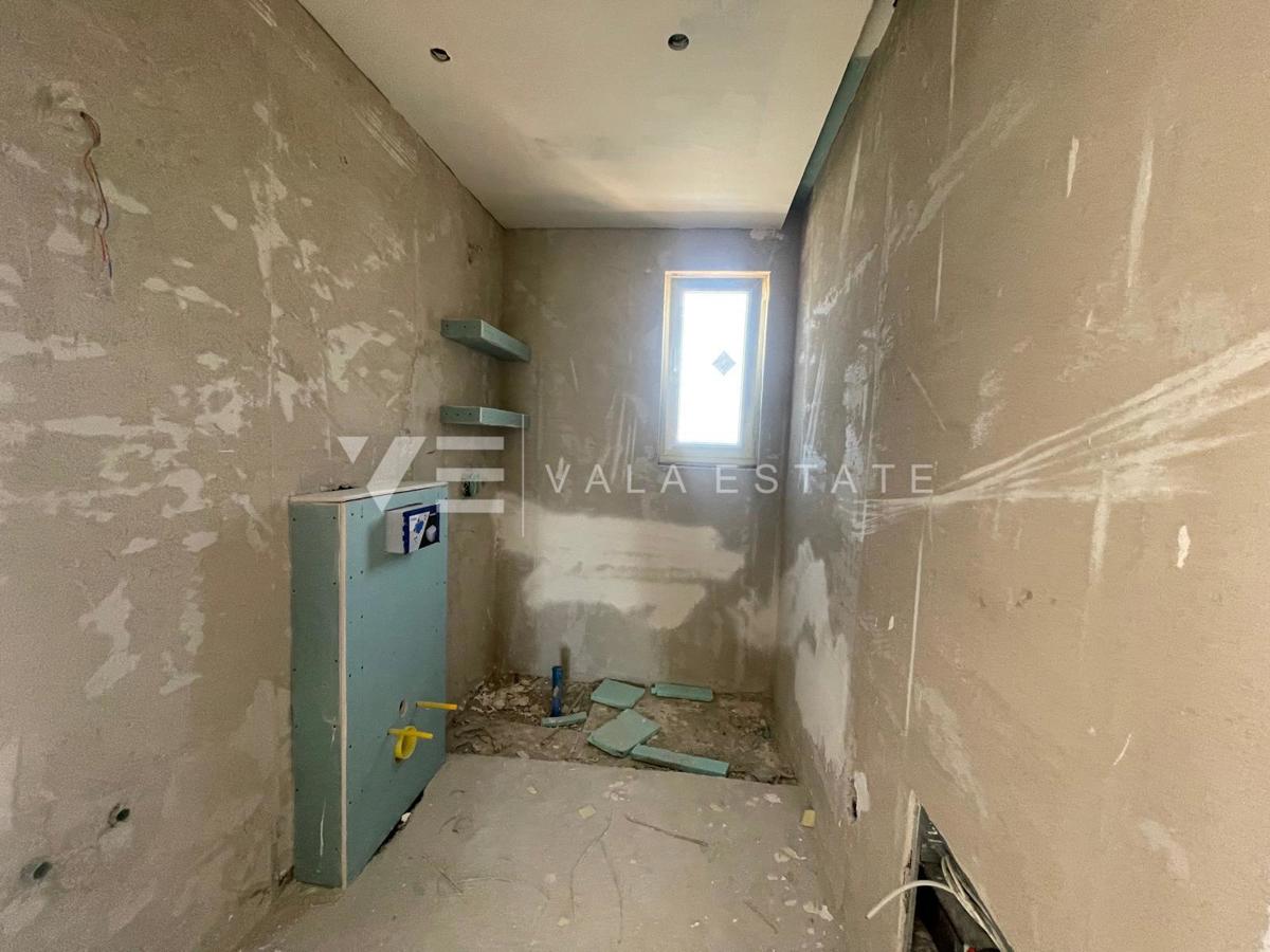 PENTHOUSE APARTMA V NOVOGRADNJI S STREŠNO TERASO IN ODPRTIM POGLEDOM NA MORJE