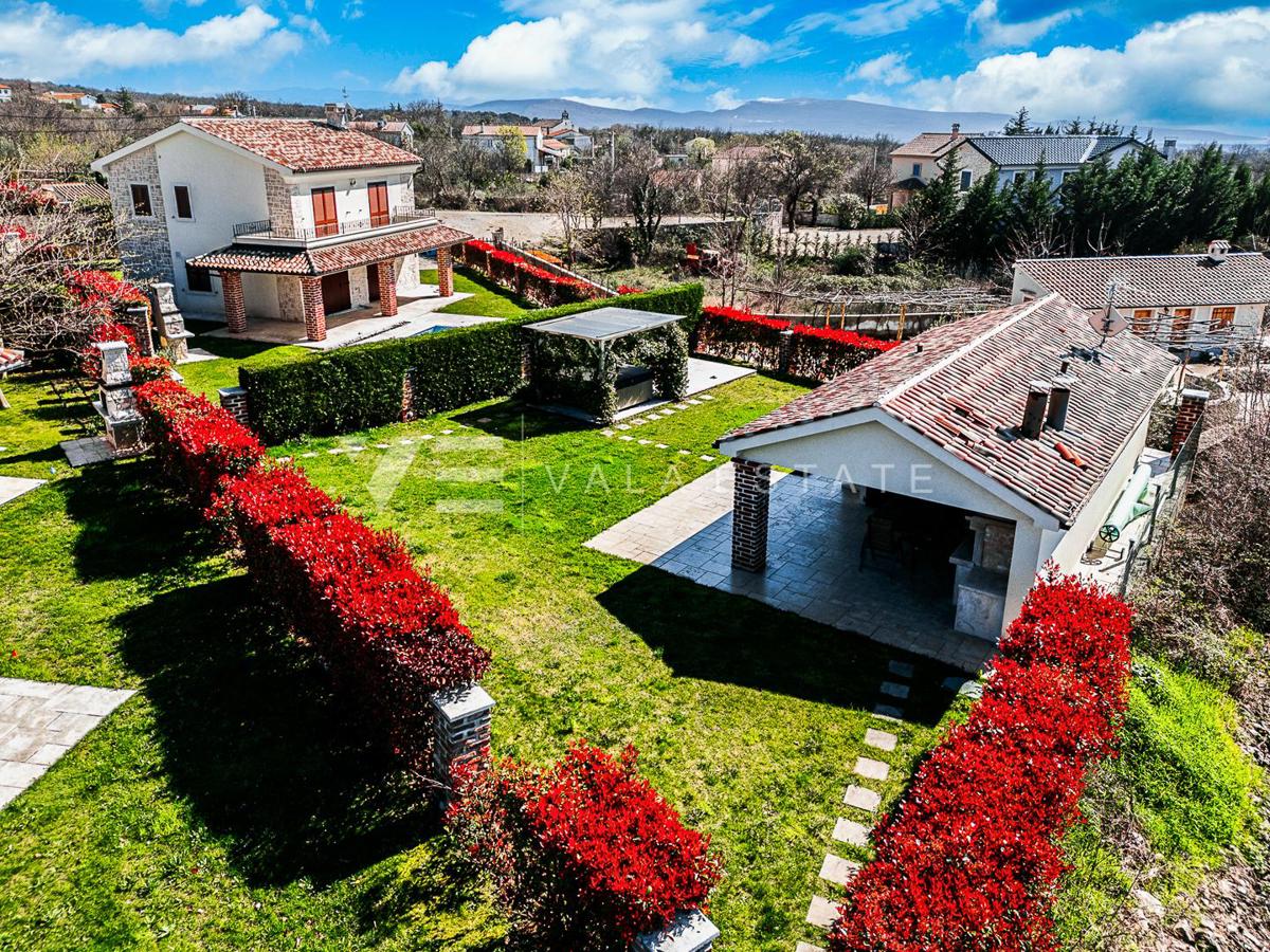 SREDOZEMSKA VILA Z BAZENOM NA MIRNI LOKACIJI