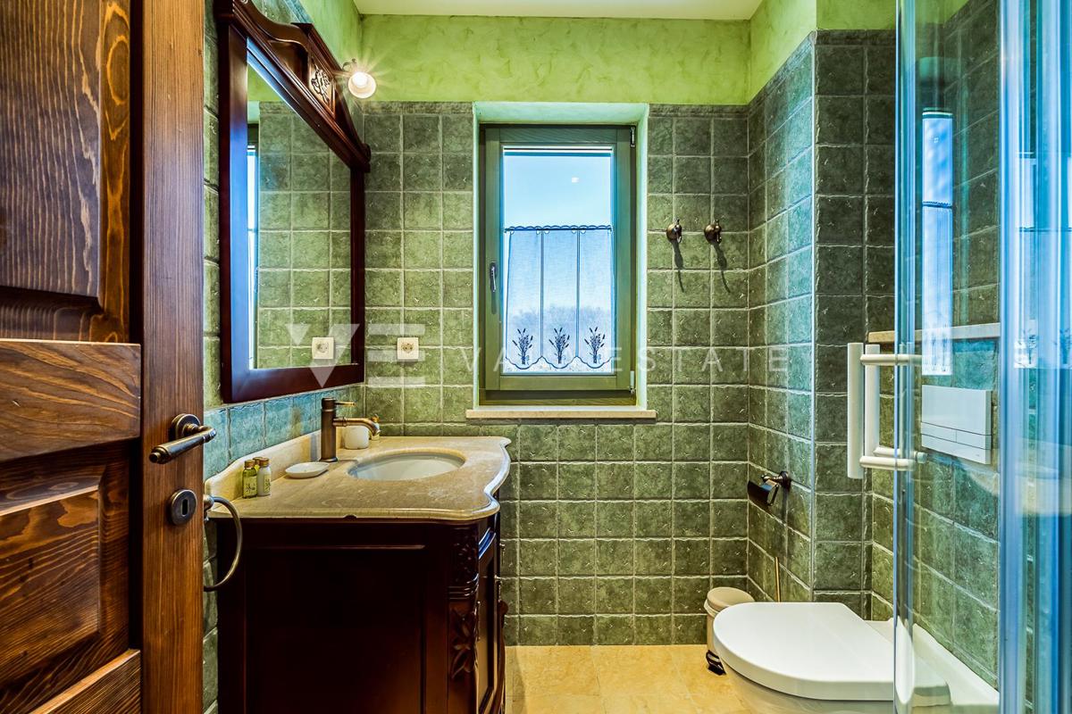 SREDOZEMSKA VILA Z BAZENOM NA MIRNI LOKACIJI