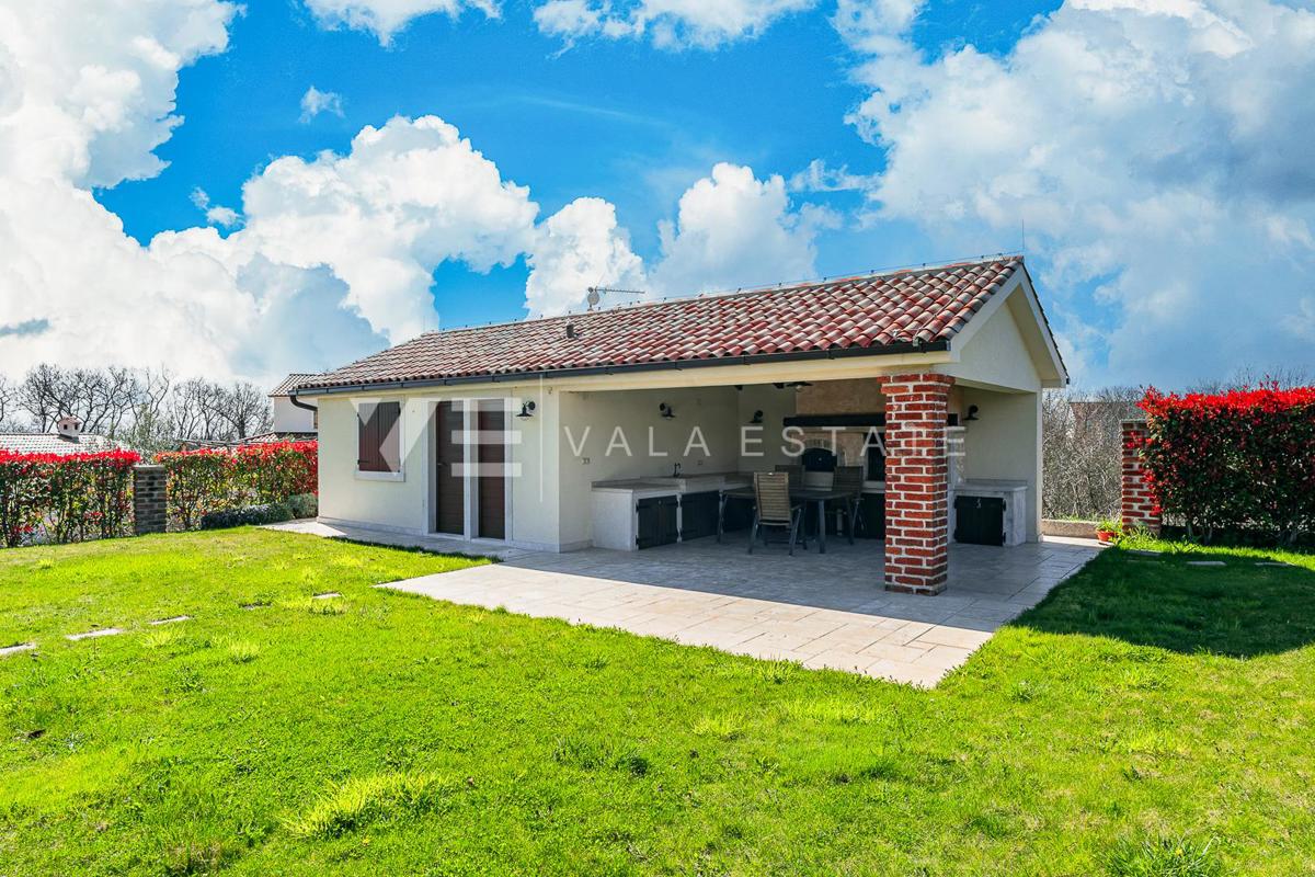 SREDOZEMSKA VILA Z BAZENOM NA MIRNI LOKACIJI