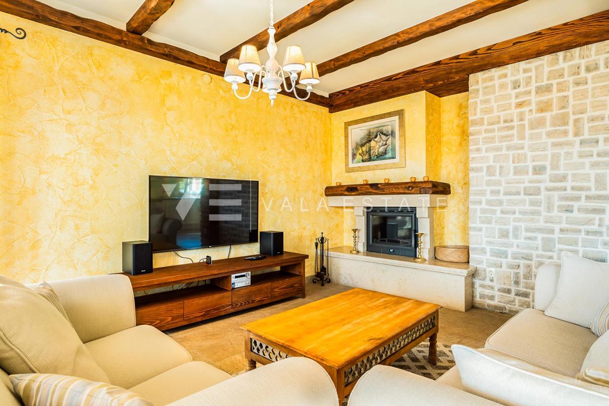 SREDOZEMSKA VILA Z BAZENOM NA MIRNI LOKACIJI