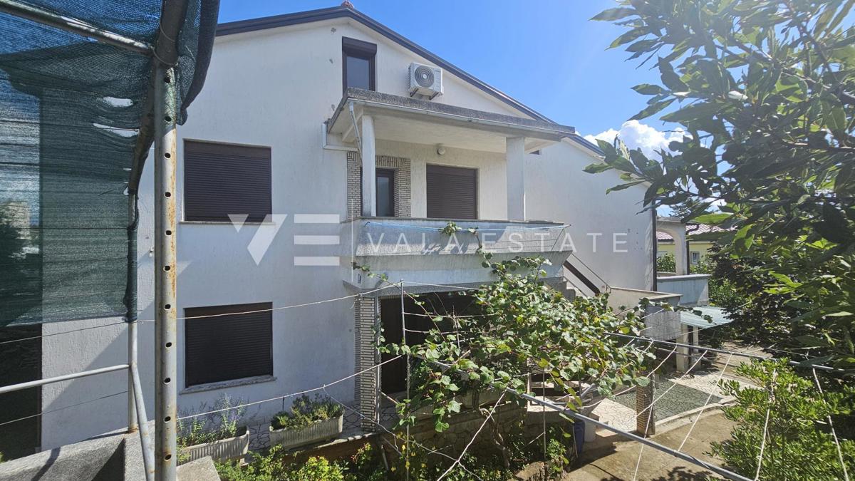 DOPPELHAUS MIT DREI WOHNUNGEN UND MEERBLICK IN STRANDNÄHE