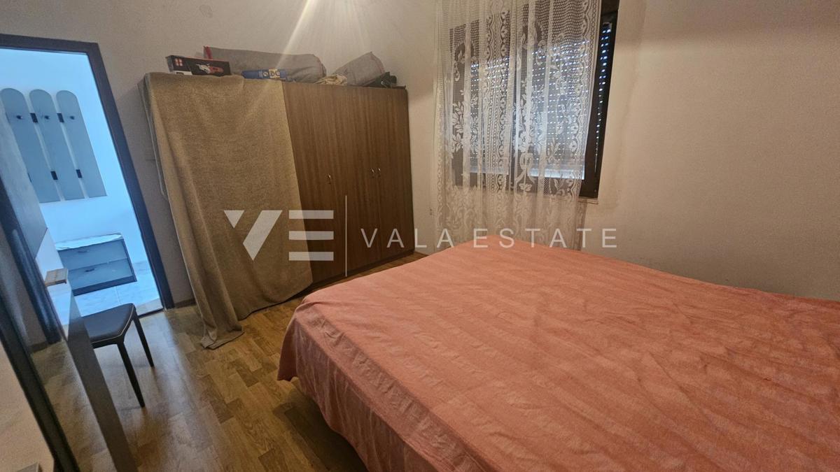 DOPPELHAUS MIT DREI WOHNUNGEN UND MEERBLICK IN STRANDNÄHE