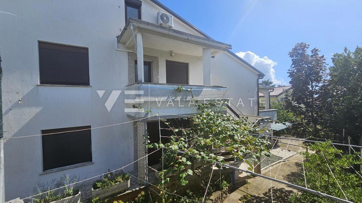 DOPPELHAUS MIT DREI WOHNUNGEN UND MEERBLICK IN STRANDNÄHE