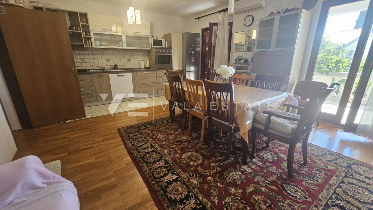 DOPPELHAUS MIT DREI WOHNUNGEN UND MEERBLICK IN STRANDNÄHE