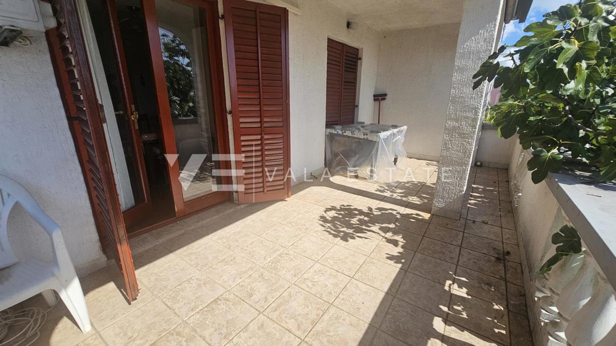 DOPPELHAUS MIT DREI WOHNUNGEN UND MEERBLICK IN STRANDNÄHE