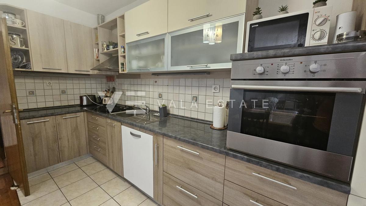 DOPPELHAUS MIT DREI WOHNUNGEN UND MEERBLICK IN STRANDNÄHE