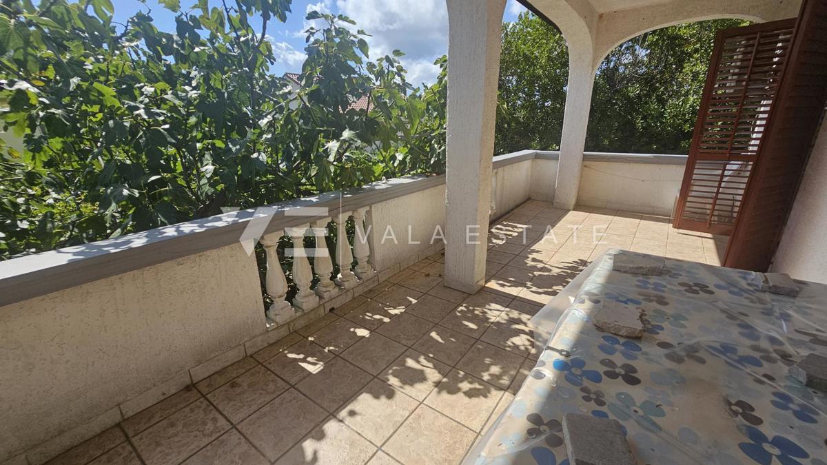 DOPPELHAUS MIT DREI WOHNUNGEN UND MEERBLICK IN STRANDNÄHE