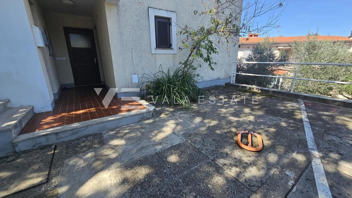 APARTMA NA ATRAKTIVNI LOKACIJI SAMO 30 M DO PLAŽE