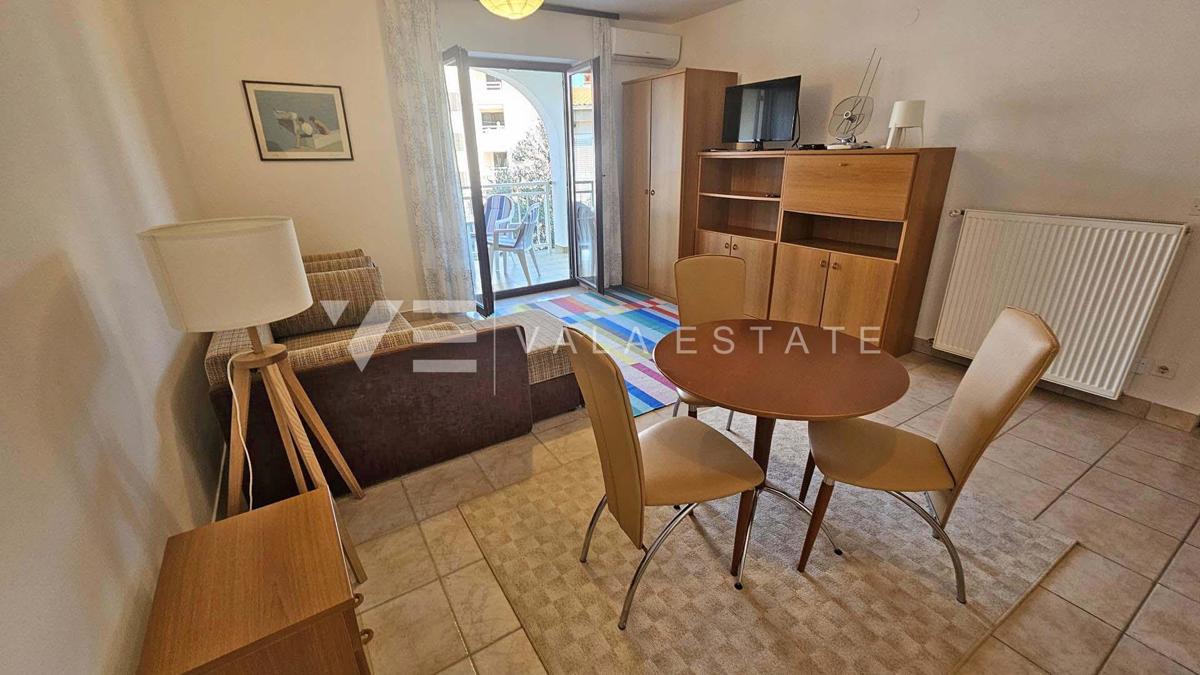 APARTMA NA ATRAKTIVNI LOKACIJI SAMO 30 M DO PLAŽE