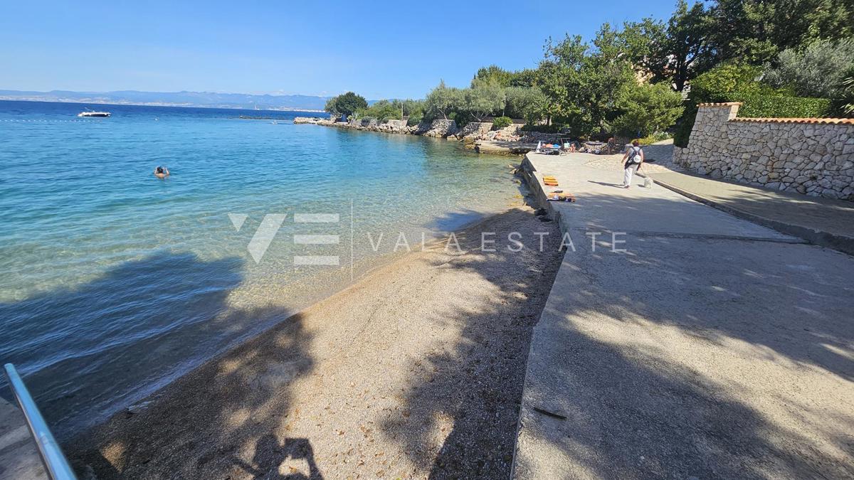 APARTMA NA ATRAKTIVNI LOKACIJI SAMO 30 M DO PLAŽE