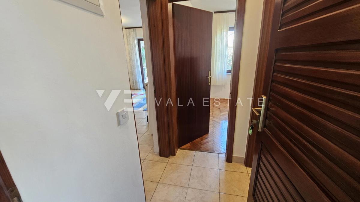 APARTMA NA ATRAKTIVNI LOKACIJI SAMO 30 M DO PLAŽE
