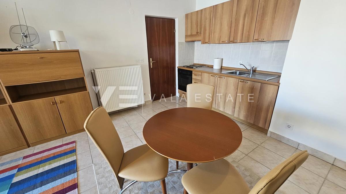 APARTMA NA ATRAKTIVNI LOKACIJI SAMO 30 M DO PLAŽE