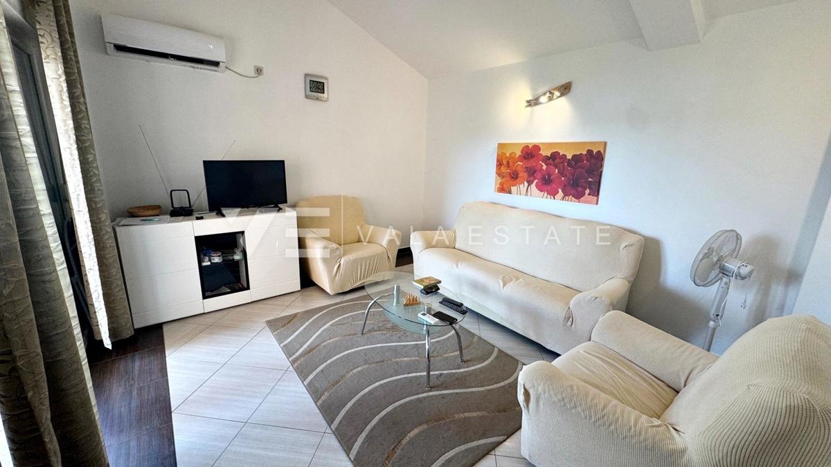 APARTMA NA ATRAKTIVNI LOKACIJI PRVA VRSTA DO MORJA