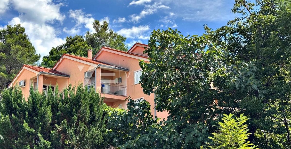 APARTMA NA ATRAKTIVNI LOKACIJI PRVA VRSTA DO MORJA