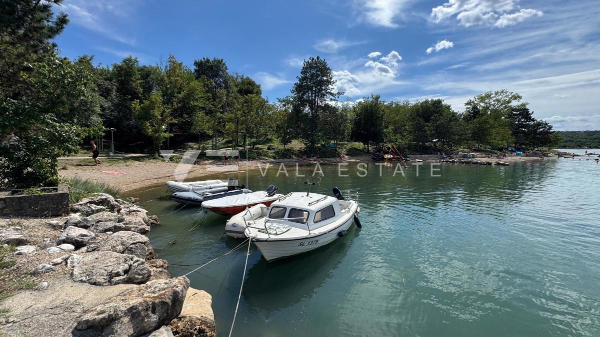 APARTMA NA ATRAKTIVNI LOKACIJI PRVA VRSTA DO MORJA