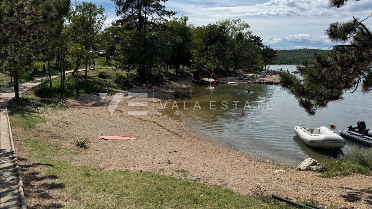 APARTMA NA ATRAKTIVNI LOKACIJI PRVA VRSTA DO MORJA