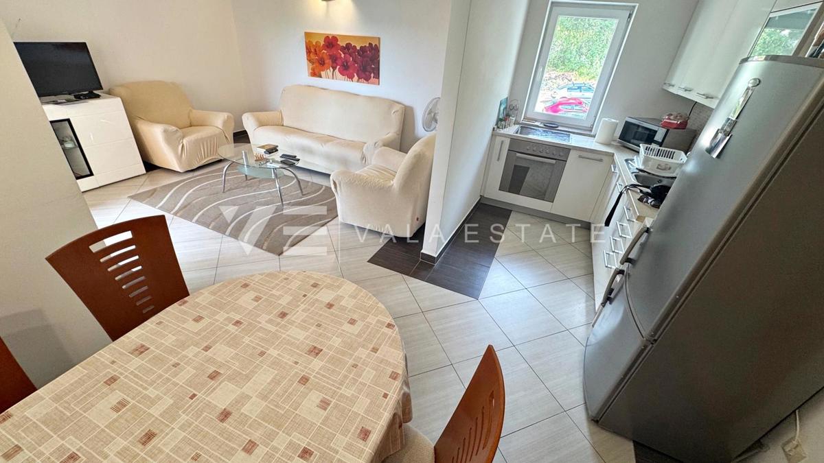 APARTMA NA ATRAKTIVNI LOKACIJI PRVA VRSTA DO MORJA