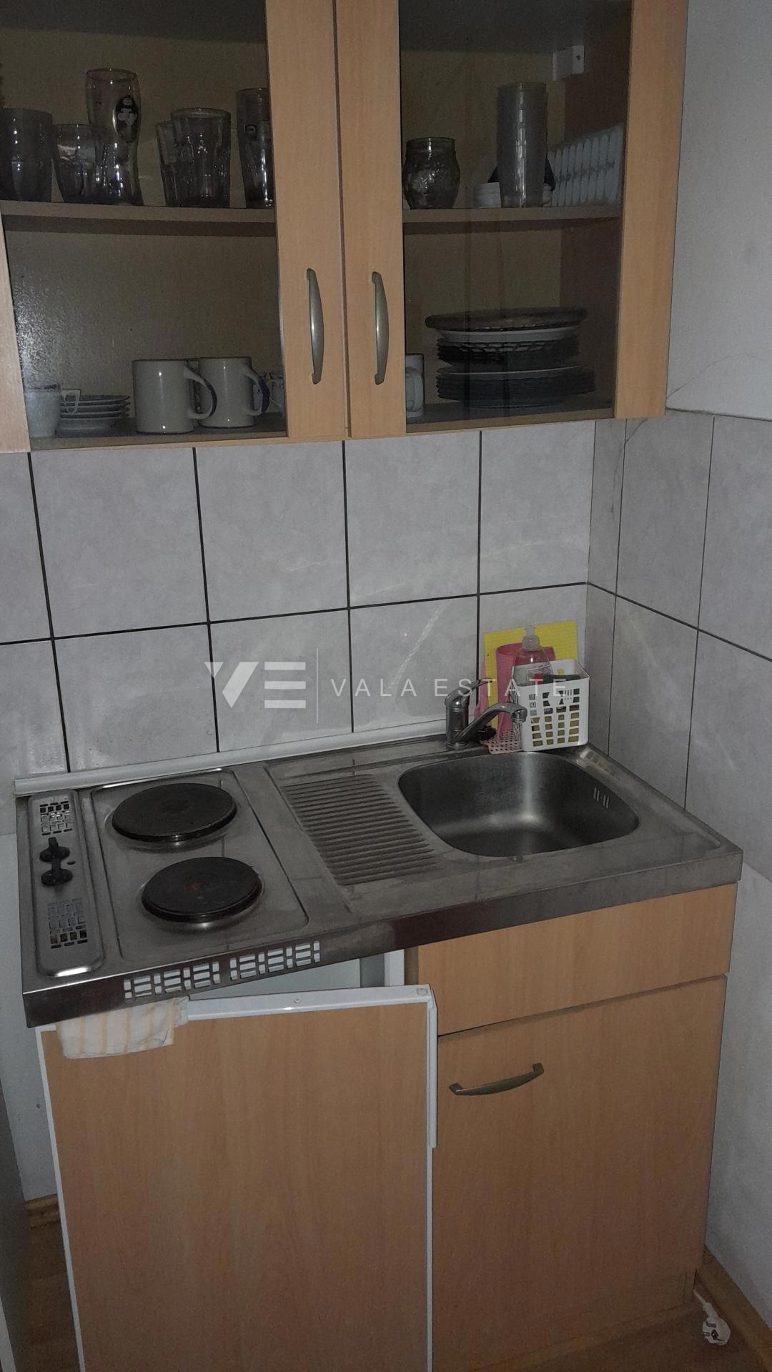 PRILOŽNOST! TRI APARTMAJA V VEČSTANOVSKI ZGRADBI