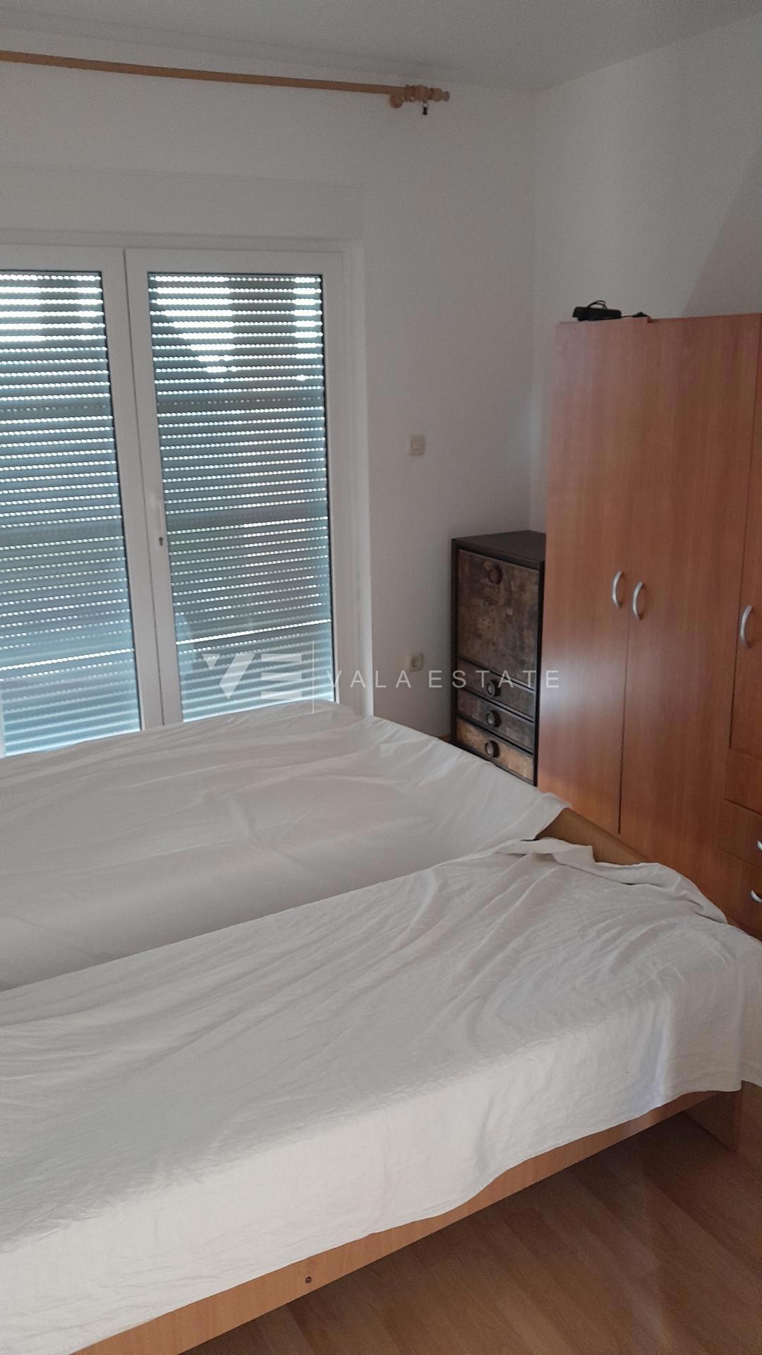 PRILOŽNOST! TRI APARTMAJA V VEČSTANOVSKI ZGRADBI