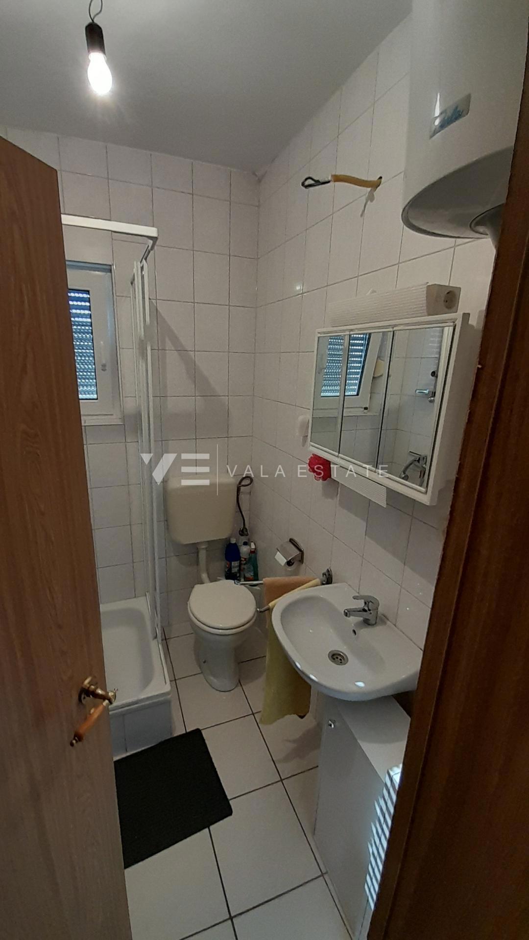 PRILOŽNOST! TRI APARTMAJA V VEČSTANOVSKI ZGRADBI