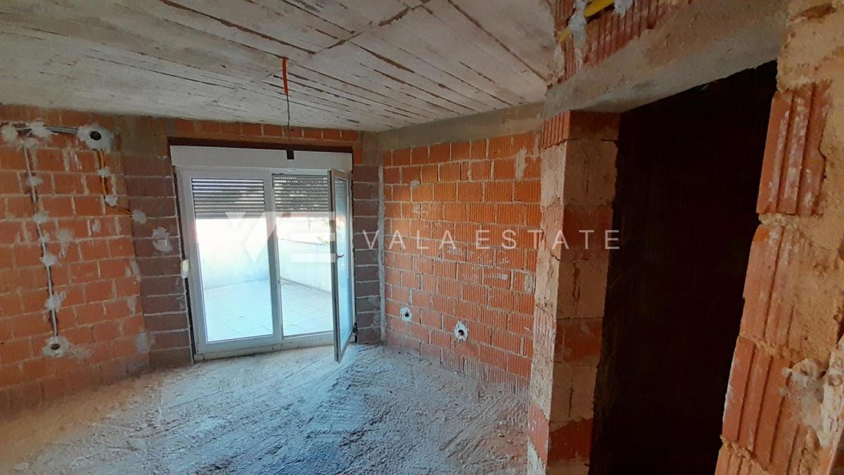 PRILOŽNOST! TRI APARTMAJA V VEČSTANOVSKI ZGRADBI