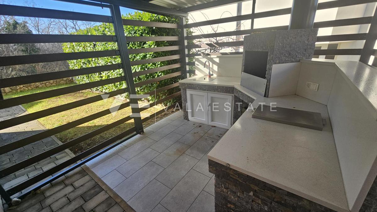 PRITLIČNI APARTMA Z VRTOM IN POGLEDOM NA MORJE