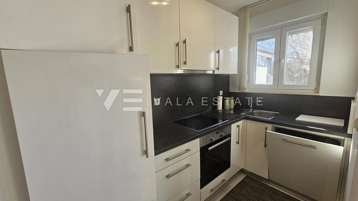 PRITLIČNI APARTMA Z VRTOM IN POGLEDOM NA MORJE