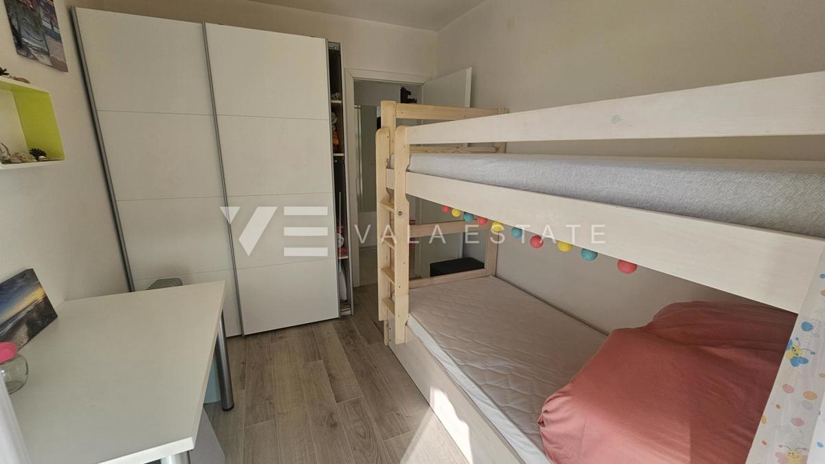 PRITLIČNI APARTMA Z VRTOM IN POGLEDOM NA MORJE