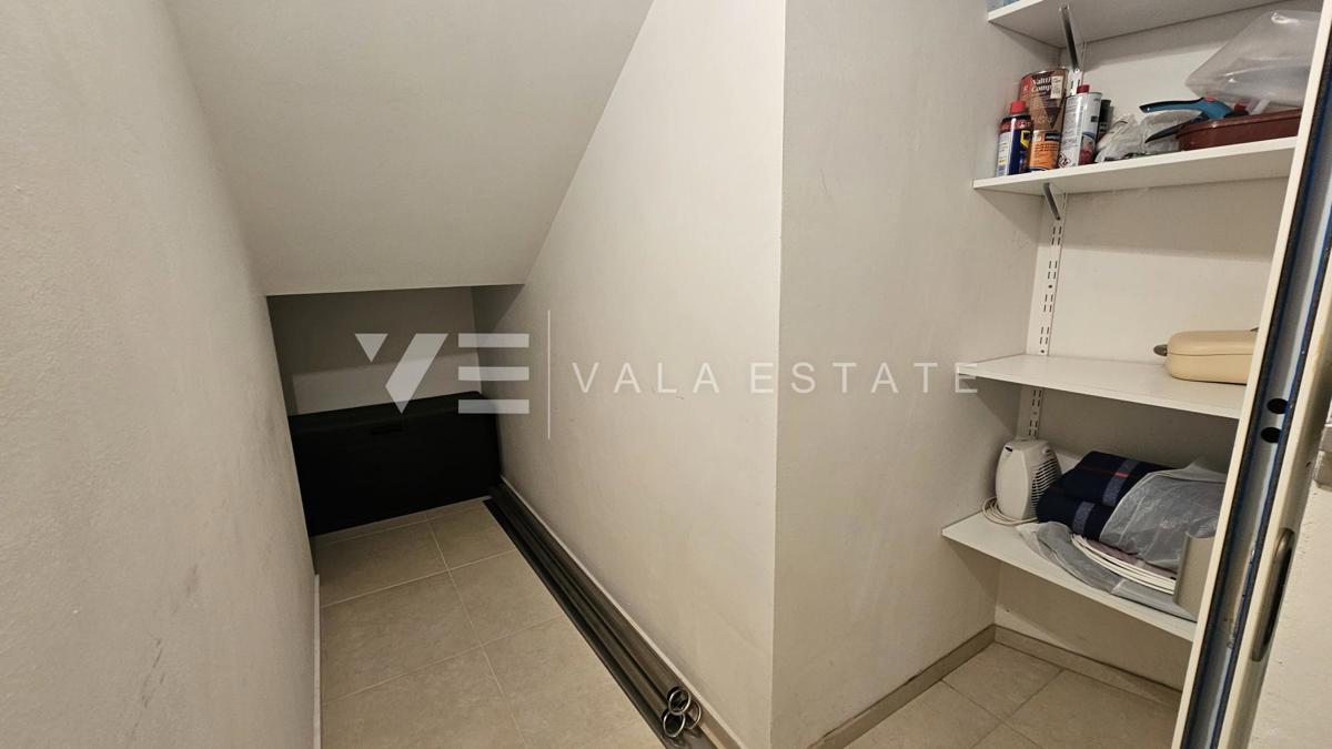 PRITLIČNI APARTMA Z VRTOM IN POGLEDOM NA MORJE