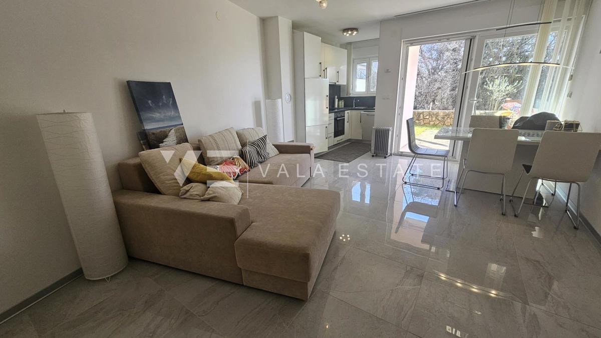 PRITLIČNI APARTMA Z VRTOM IN POGLEDOM NA MORJE