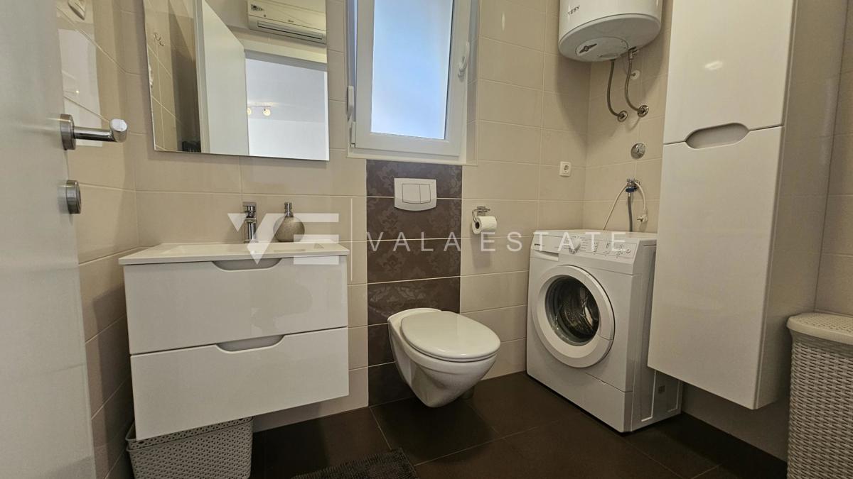 PRITLIČNI APARTMA Z VRTOM IN POGLEDOM NA MORJE