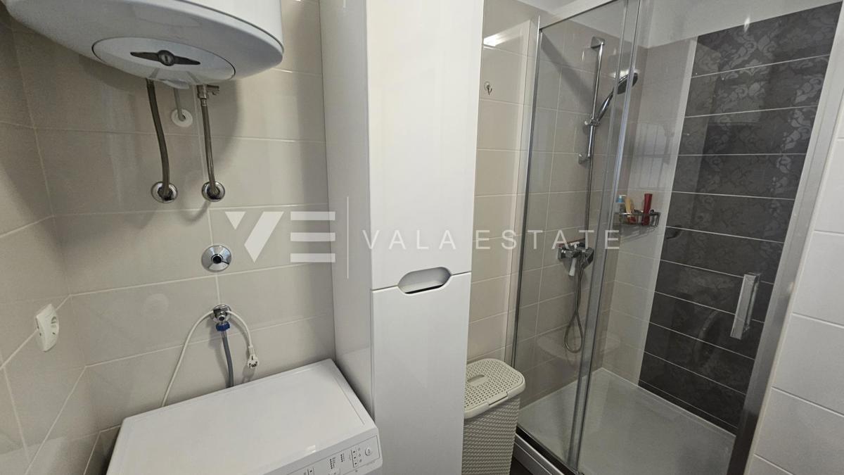 PRITLIČNI APARTMA Z VRTOM IN POGLEDOM NA MORJE