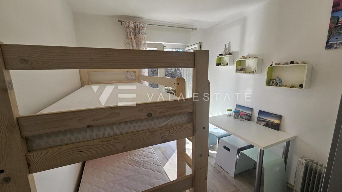 PRITLIČNI APARTMA Z VRTOM IN POGLEDOM NA MORJE