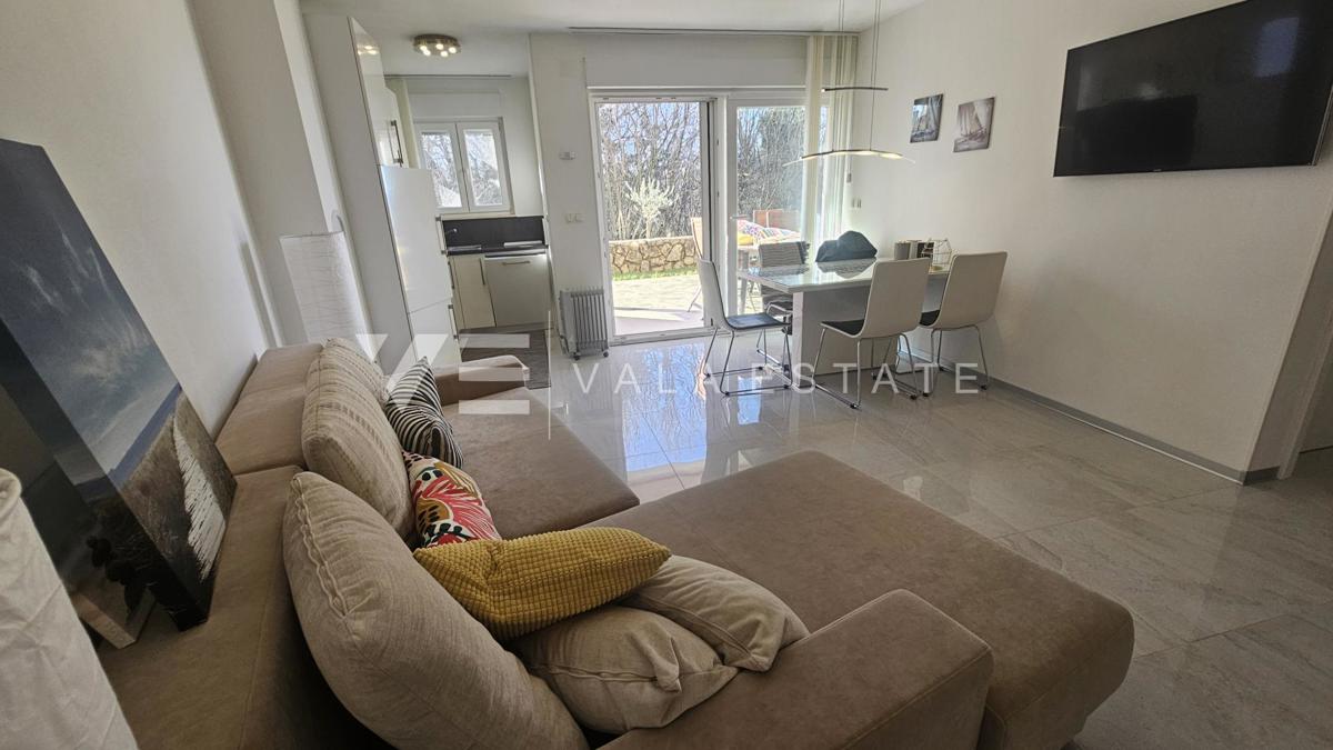 PRITLIČNI APARTMA Z VRTOM IN POGLEDOM NA MORJE