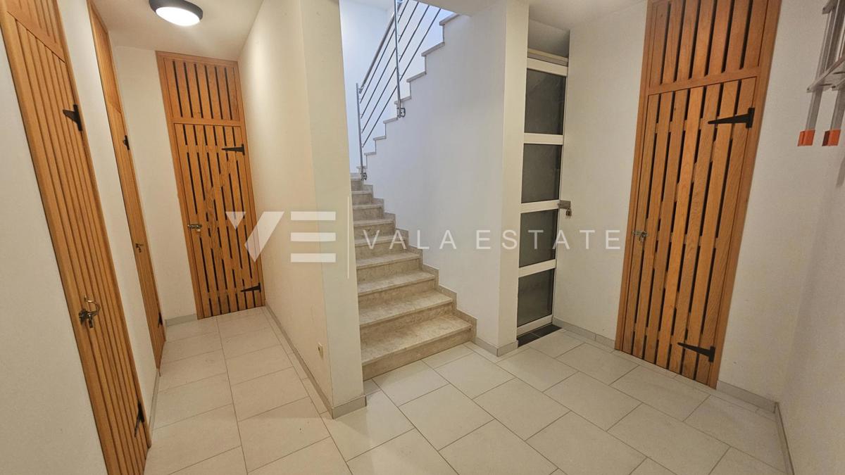 PRITLIČNI APARTMA Z VRTOM IN POGLEDOM NA MORJE