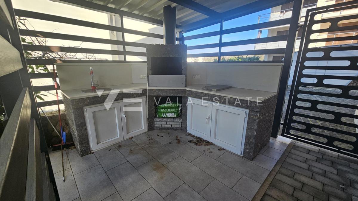 PRITLIČNI APARTMA Z VRTOM IN POGLEDOM NA MORJE