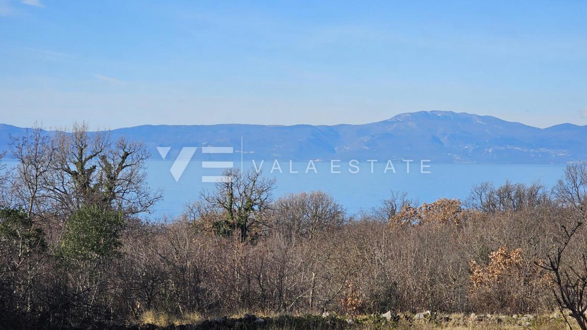 PRITLIČNI APARTMA Z VRTOM IN POGLEDOM NA MORJE