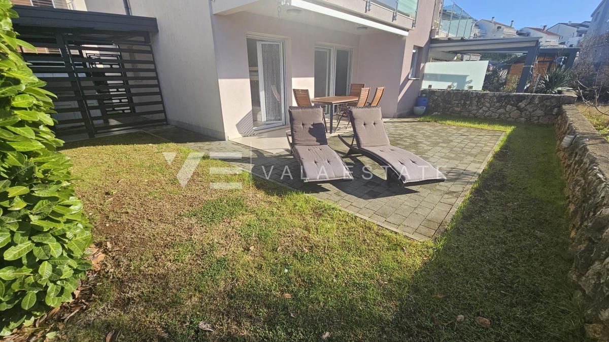 PRITLIČNI APARTMA Z VRTOM IN POGLEDOM NA MORJE